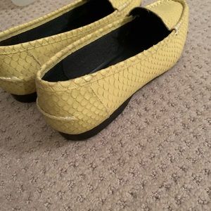 9 west yellow loafers size 6